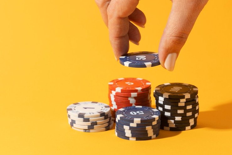 Antarmuka aplikasi kasino mobile rutinwin dengan permainan slot unggulan dan menu navigasi